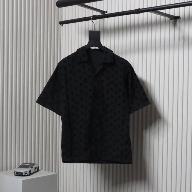 Louis Vuitton 路易威登 25Ss 满印老花植绒短袖衬衫采用高支超高密平纹底部定染偏蓝光黑使底部跟花型颜色形成反差 花型处采用进口绒才能体现出原板的