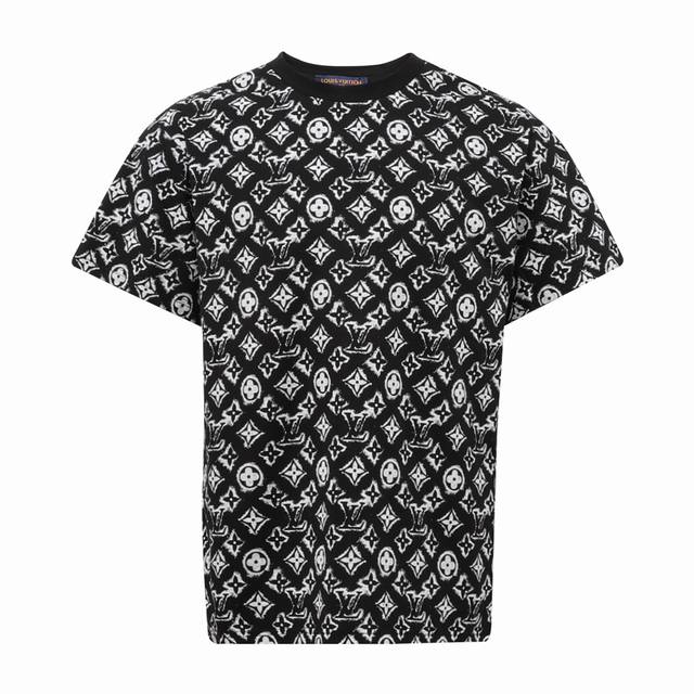 louis Vuitton 路易威登 复古老花圆领短袖 采用24S特纺紧密棉面料 185G 搭配40S双纱螺纹 纤维的端头均捻入纱线内 因此成纱非常紧密 纱线外