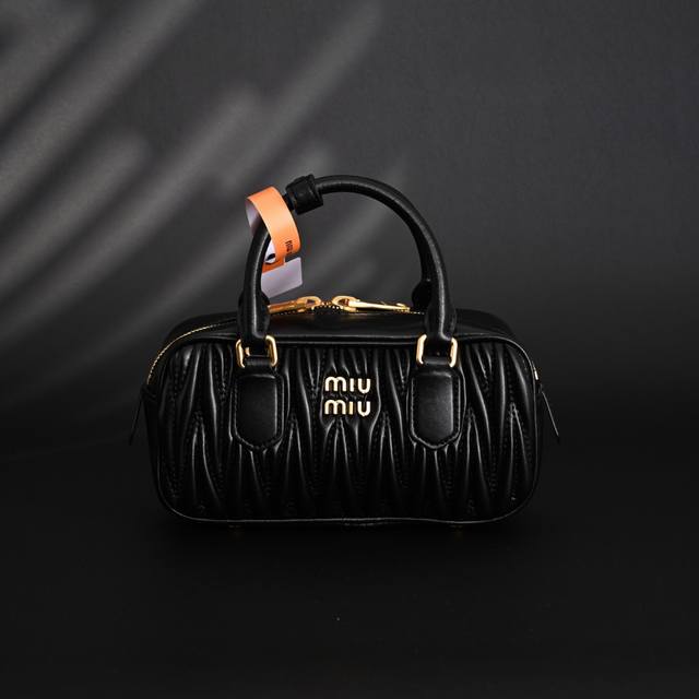 miu Miu 缪缪 保龄球包包 很难不爱啊啊 这个尺寸很难不动心哦 可手拎也可斜挎 容量足足的~~ 出场就是Miumiu小公主 size 23*12Cm