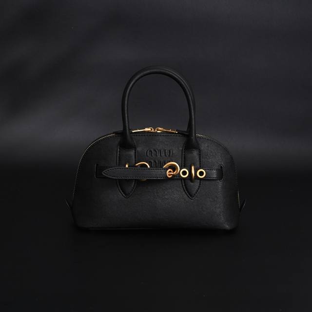 miu Miu 缪缪 贝壳包包 特别喜欢这个的设计 miumiu的坑真的好仙女好好看 真的很有质感 可斜挎可手拿可单肩 日常约会出行简单好搭配 size 27C