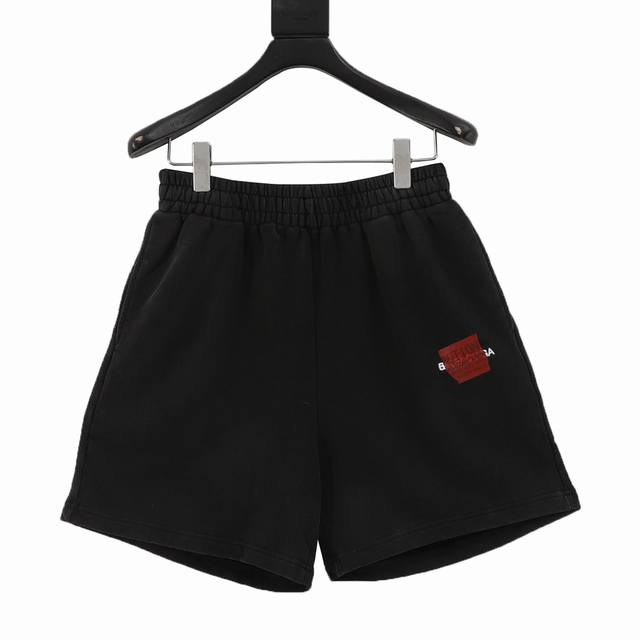 balenciaga 巴黎世家 胶带徽标刺绣水洗短裤 面料采用特殊的排汗技术 使汗水能够迅速与空气接触 从而帮助身体保持干爽 提高穿着的舒适度 质地柔软 手感舒
