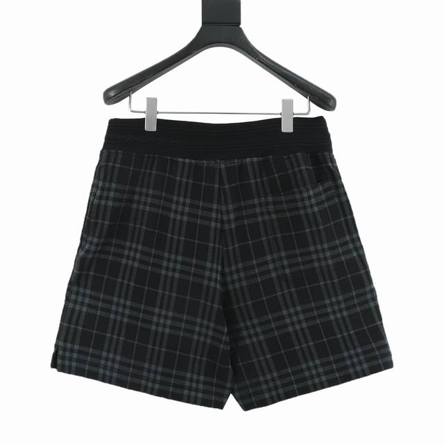 burberry巴宝莉Bbr 蓝格纹弹力混纺短裤 选用三重黄金比例棉质混纺面料制成 棉纤维具有天然亲肤 柔软 吸水性强等特点 其结构特性保留了面料的透气性 减少
