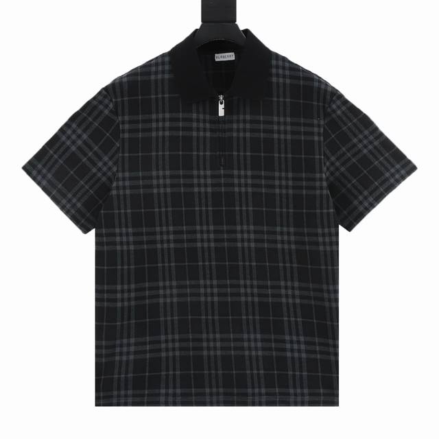 burberry巴宝莉Bbr 蓝格纹弹力混纺短袖polo衫 选用三重黄金比例棉质混纺面料制成 棉纤维具有天然亲肤 柔软 吸水性强等特点 其结构特性保留了面料的透