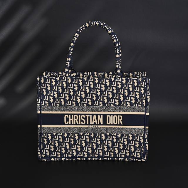 dior迪奥Cd Book Tote经典Oblique牛仔托特包购物袋 中号 蓝色 纹路清晰 刺绣细节完美 size :36*28*17