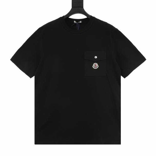 moncler蒙口Mc 标识口袋徽标短袖T恤 定制水韵摩尔平纹织锦 模版机开袋 预设的模板来指导开袋的位置 形状和大小 精确性确保了开袋效果质量 面料都经过浇洗