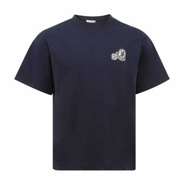 monecler 蒙口 经典刺绣徽标圆领短袖 面料采用260克重精梳棉 定制32支1*1螺纹 成衣两遍水洗处理 面料舒适亲肤无异感 定制定染面料 纺织密度高 垂