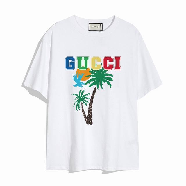 Gucci新款椰树短袖T恤,设计看起来满满的高街范儿 版型剪裁特别有讲究 上身很洋气显瘦内搭外穿都看高密针织圆领设计 平整简约 亲肤透爽 T恤面料的柔软性舒适性