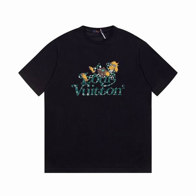 Lv新款狮子字母短袖T恤,简单的设计看起来特别大方 版型剪裁特别有讲究 上身很洋气显瘦内搭外穿都看高密针织圆领设计 平整简约 亲肤透爽 T恤面料的柔软性舒适性无