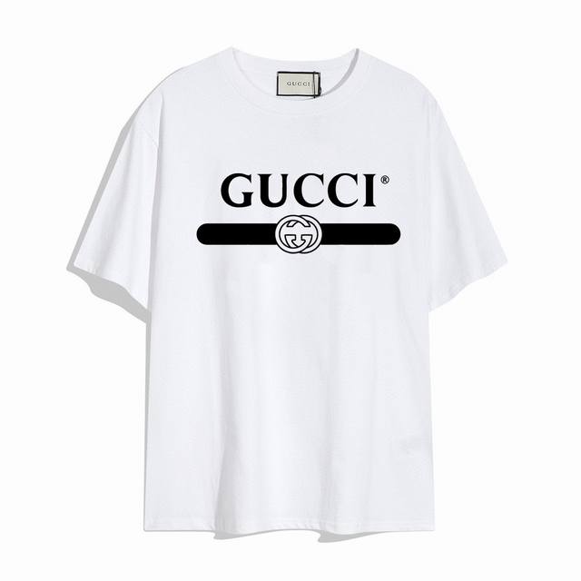 Gucci新款字母短袖T恤,设计看起来满满的高街范儿 版型剪裁特别有讲究 上身很洋气显瘦内搭外穿都看高密针织圆领设计 平整简约 亲肤透爽 T恤面料的柔软性舒适性