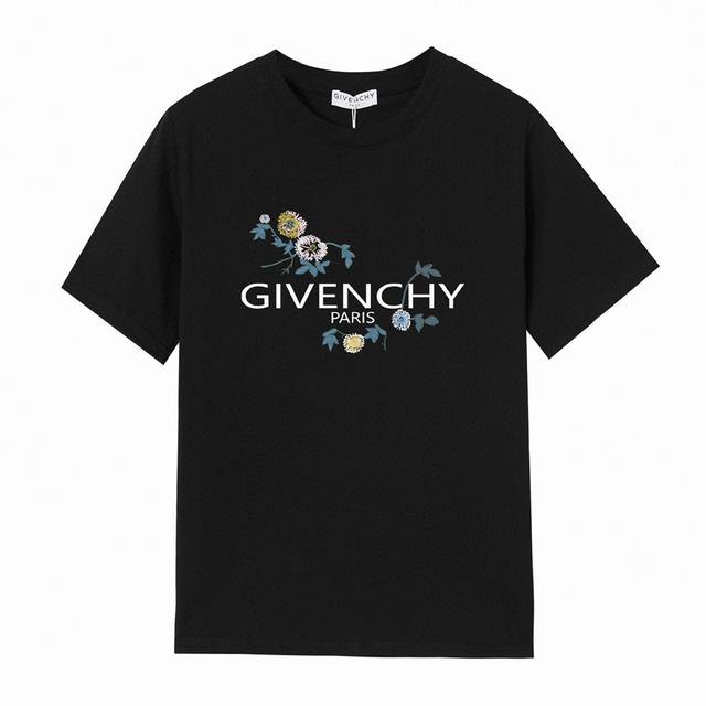 Givenchy 纪梵希花卉字母短袖T恤,简单的设计看起来特别大方 版型剪裁特别有讲究 上身很洋气显瘦内搭外穿都看高密针织圆领设计 平整简约 亲肤透爽 T恤面料