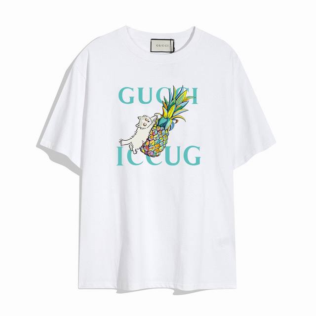 Gucci鸭子印币印花短袖T恤,设计看起来满满的高街范儿 版型剪裁特别有讲究 上身很洋气显瘦内搭外穿都看高密针织圆领设计 平整简约 亲肤透爽 T恤面料的柔软性舒