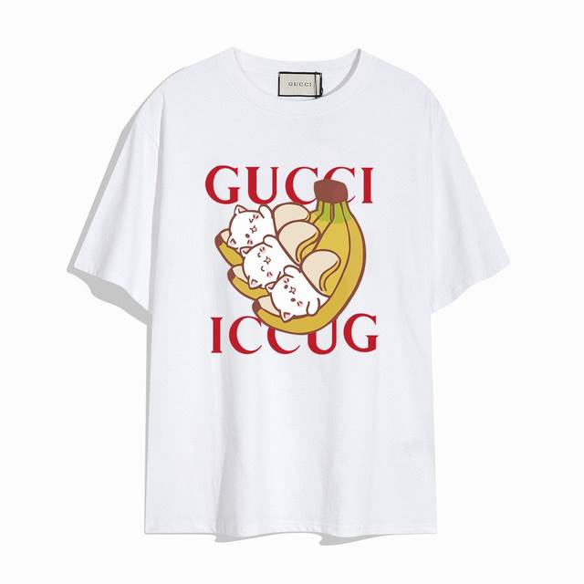 Gucci新款香蕉短袖T恤,设计看起来满满的高街范儿 版型剪裁特别有讲究 上身很洋气显瘦内搭外穿都看高密针织圆领设计 平整简约 亲肤透爽 T恤面料的柔软性舒适性