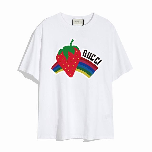 Gucci草莓彩虹短袖T恤,设计看起来满满的高街范儿 版型剪裁特别有讲究 上身很洋气显瘦内搭外穿都看高密针织圆领设计 平整简约 亲肤透爽 T恤面料的柔软性舒适性