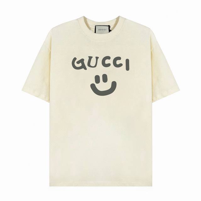 Gucci笑脸字母印花短袖T恤,设计看起来满满的高街范儿 版型剪裁特别有讲究 上身很洋气显瘦内搭外穿都看高密针织圆领设计 平整简约 亲肤透爽 T恤面料的柔软性舒