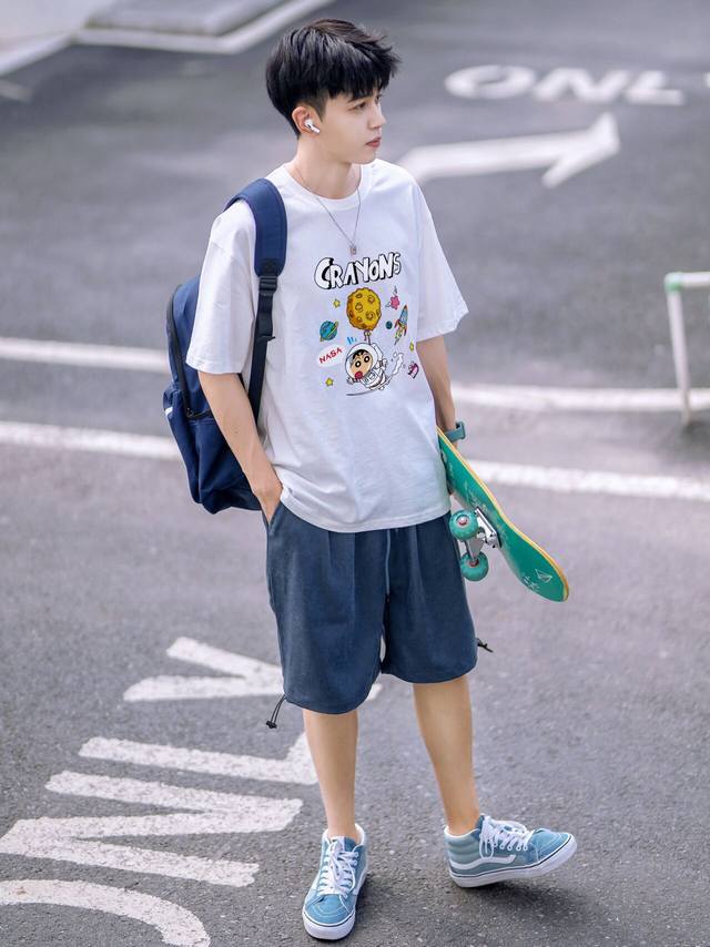 上新 元素碰撞 超级吸睛 Nasa宇航员蜡笔小新联名款情侣款圆领短袖T恤 全部采用上等原料 质感好颜色鲜明 这种款式上身回头率超高 基础款的圆领Tee,男女均可