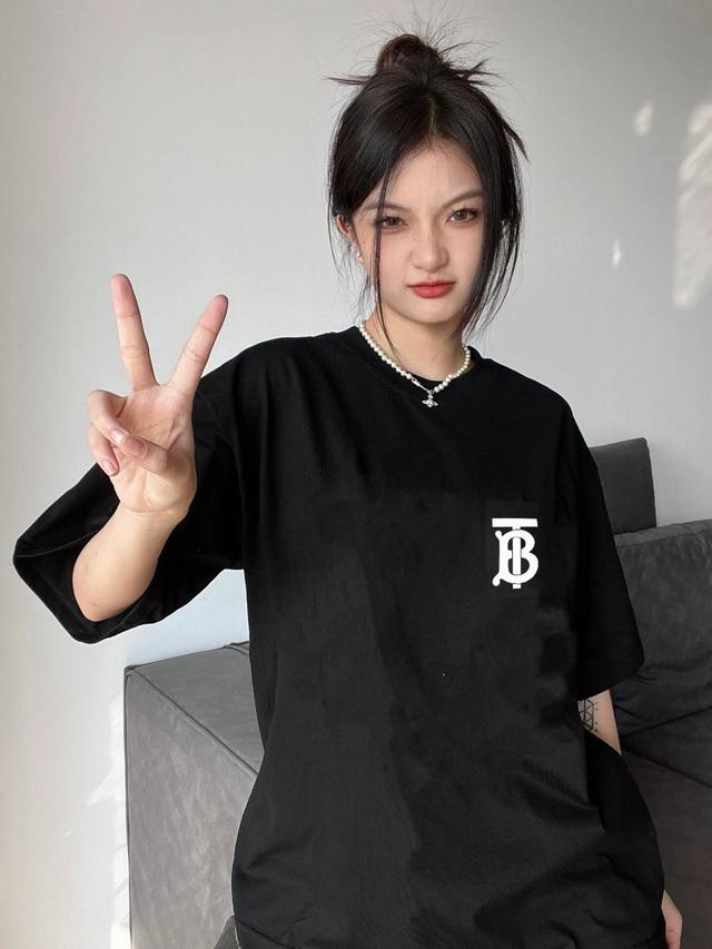 上新 Burberry巴宝莉经典短袖T恤 今年不可错过的经典印花棉质Tee,上身很洋气显瘦内搭外穿都看 高密针织圆领设计 平整简约 亲肤透爽 T恤面料的柔软性舒