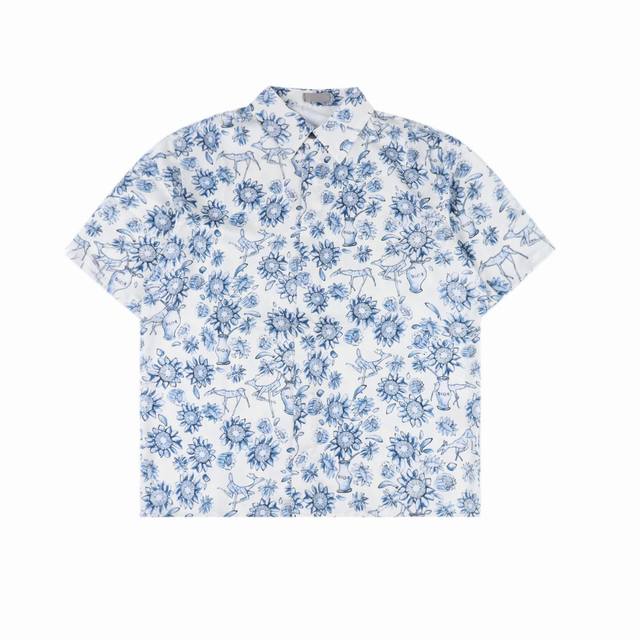 dior 迪奥 青花瓷风满印短袖衬衫 采用真丝面料 亲肤的同时衣服更也更显质感 男女同款全新美学灵感趣味设计,渠道性质精品 让整体造型设计更加优雅时尚 今夏最火
