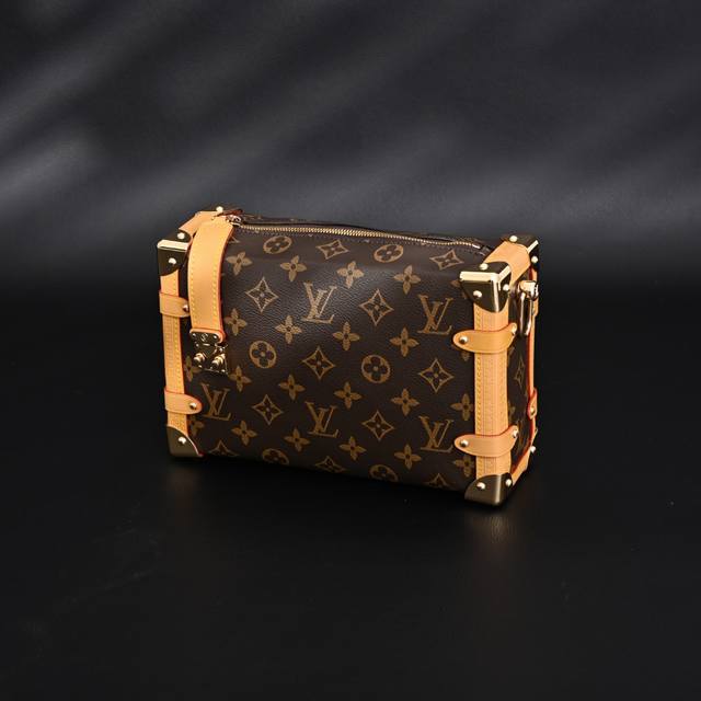 louis Vuitton Lv Side Trunk 老花满印斜挎包M46358 官网在售价40,910Rmb Nicolas Ghesqui Re 重复探寻