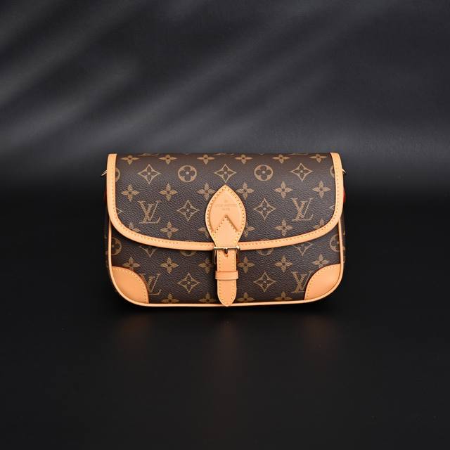 louis Vuitton Lv 翻盖邮差包单肩斜挎包 #原单品质 网红爆款 这款邮差包真是太有味道了 浓浓的复古风情 的精髓体现的淋漓尽致 挺括明快的线条与丰