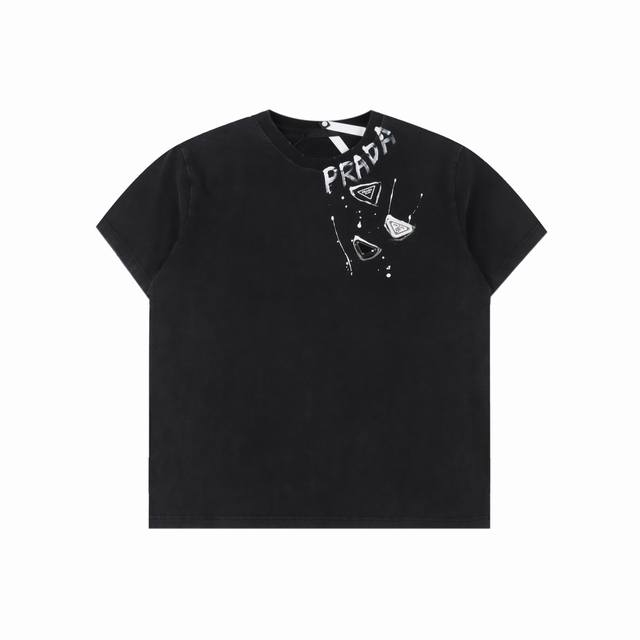 prada 普拉达 手绘字母水洗三角标圆领短袖 定制高克重 针织棉面料精心制作 手感特别的扎实 质感拉满 松软细腻上身舒适 优越的吸湿排汗性能 不闷热 胸前草写