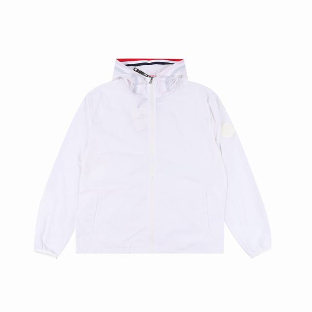 moncler 蒙口 手臂徽章防晒服外套 官网同款 专柜同步 男女同款 客供进口高科技面料 质地坚牢耐磨 防风 防晒又轻度防水 原厂五金辅料 做工精细 连帽设计