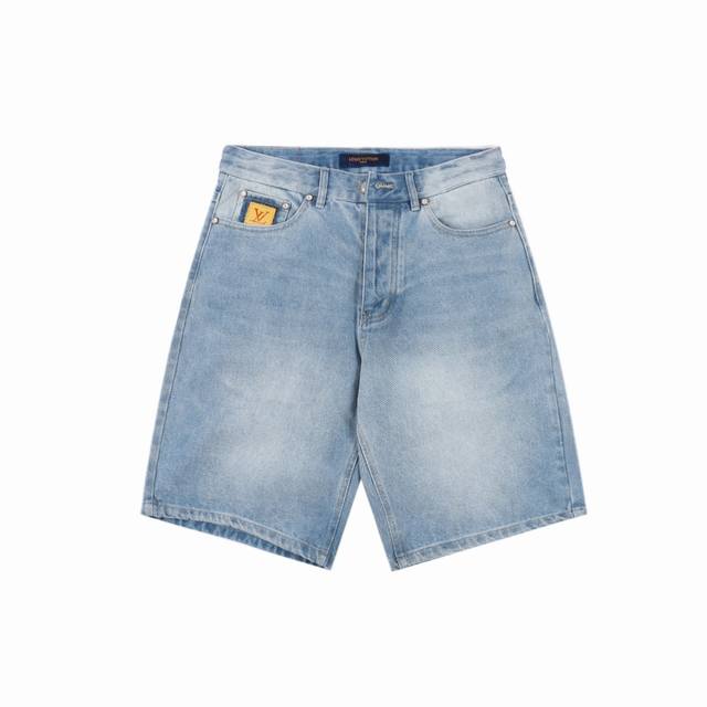 louis Vuitton 路易威登 后腰口袋绣花牛仔短裤 原版购入开发 面料采用7S*7S斜纹全棉牛仔布 纬纱采用紧密赛络纺原棉纱线 成衣采用炒砂洗水工艺 缸