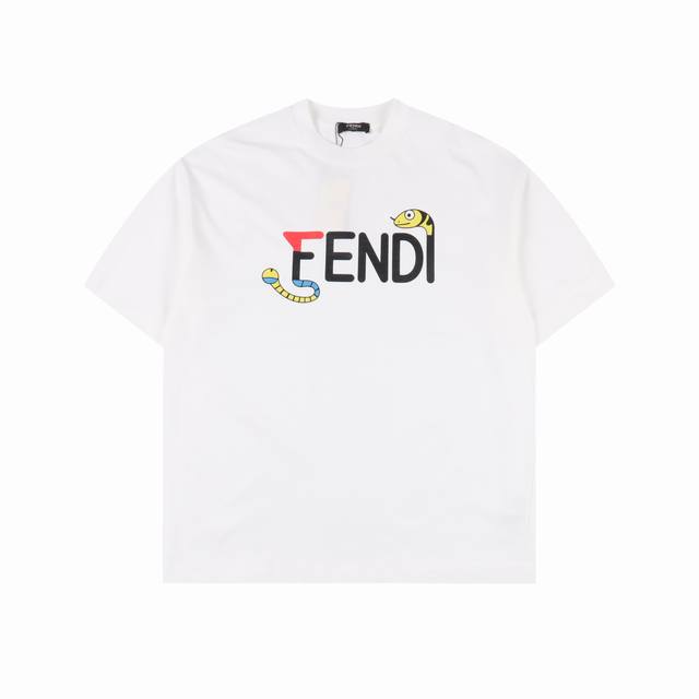fendi 芬迪25Ss蛇年蛇头标识印花短袖T恤 采用高质量面料制作而成 无论是日常穿搭还是参加派对 都能展示出您的时尚品味和个性 这款短袖具有舒适的剪裁和休闲