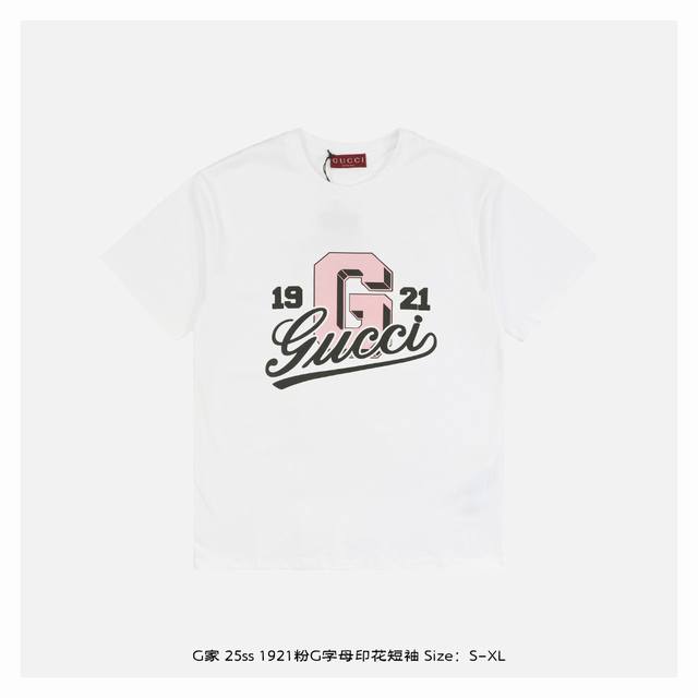 gucci 古驰 25Ss 1921粉G字母印花短袖 采用细绒针织棉打造 兼顾柔软亲肤与挺括质感 原直筒版型适配多元身形 前胸缀饰褪色工艺 1921 G*Cc*