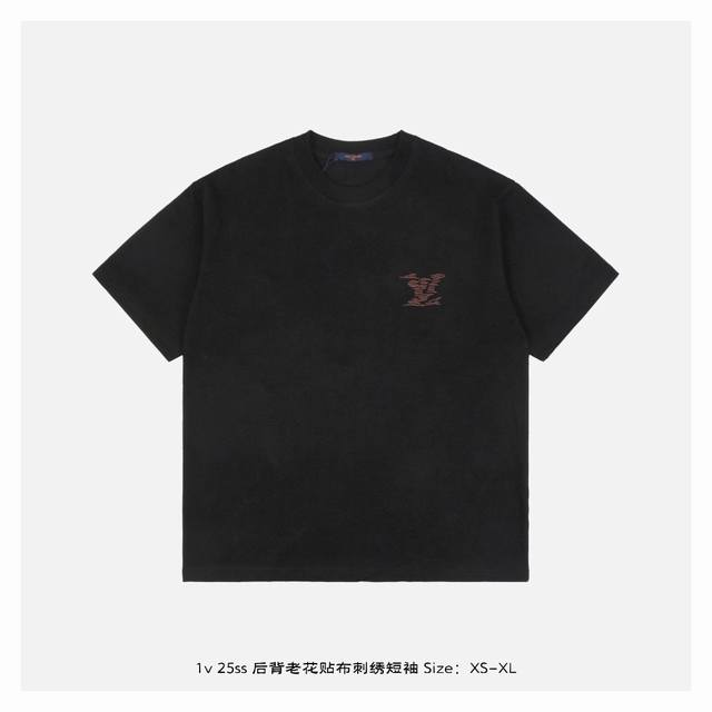 LV 25Ss 后背老花贴布刺绣短袖 面料采用230克重精梳棉 定制32支1*1螺纹 成衣两遍水洗处理 面料舒适亲肤无异感 定制定染面料 纺织密度高 垂感佳 不
