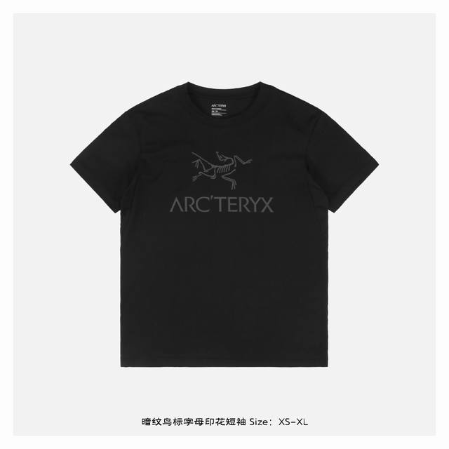 暗纹鸟标字母印花短袖 采用 G双纱纯棉面料 真正的爽滑棉 高温预缩处理 手感细腻 同缸定染螺纹无色差 整件做法采用三针五线工艺 领口肩缝袖缝双线 图案采用进口胶