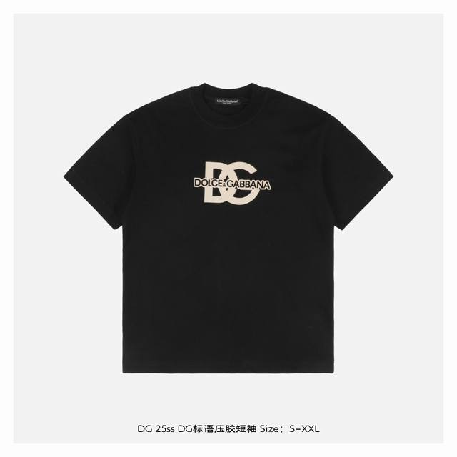 dg 25Ss Dg标语压胶短袖 面料采用 克重精梳棉 定制32支1*1螺纹 成衣两遍水洗处理 面料舒适亲肤无异感 定制定染面料 纺织密度高 垂感佳 不易变形