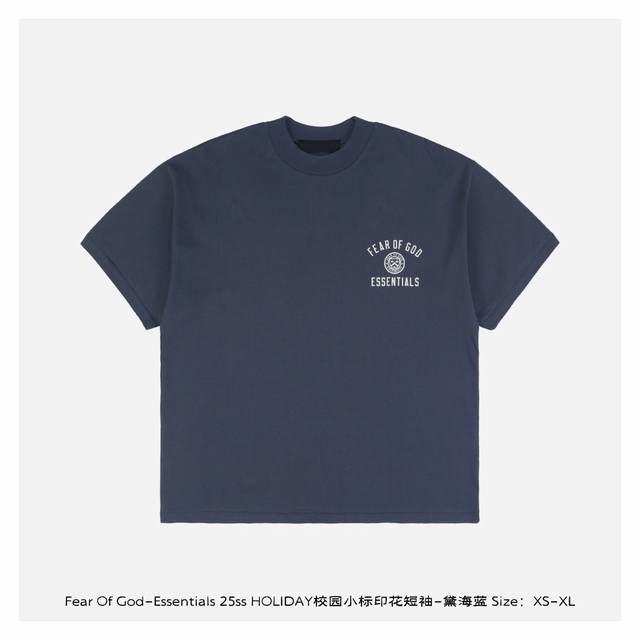 fear Of God-Essentials 25Ss Holiday校园小标印花短袖-黛海蓝 采用重磅280G纯棉面料 柔软亲肤且具备自然垂坠感 轻微复古纹理