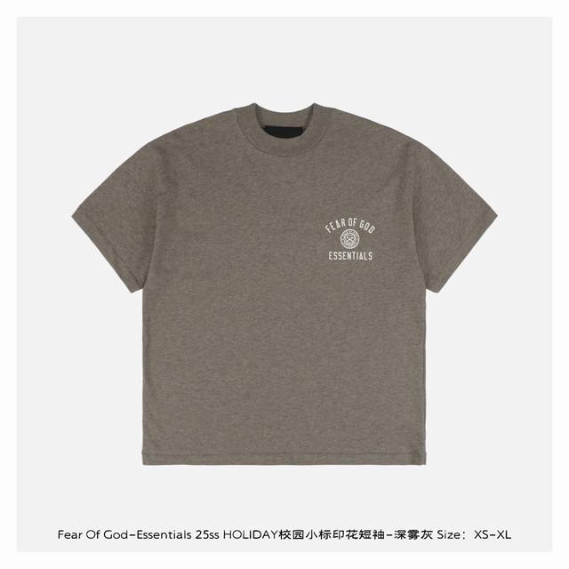 fear Of God-Essentials 25Ss Holiday校园小标印花短袖-深雾灰 采用重磅280G纯棉面料 柔软亲肤且具备自然垂坠感 轻微复古纹理