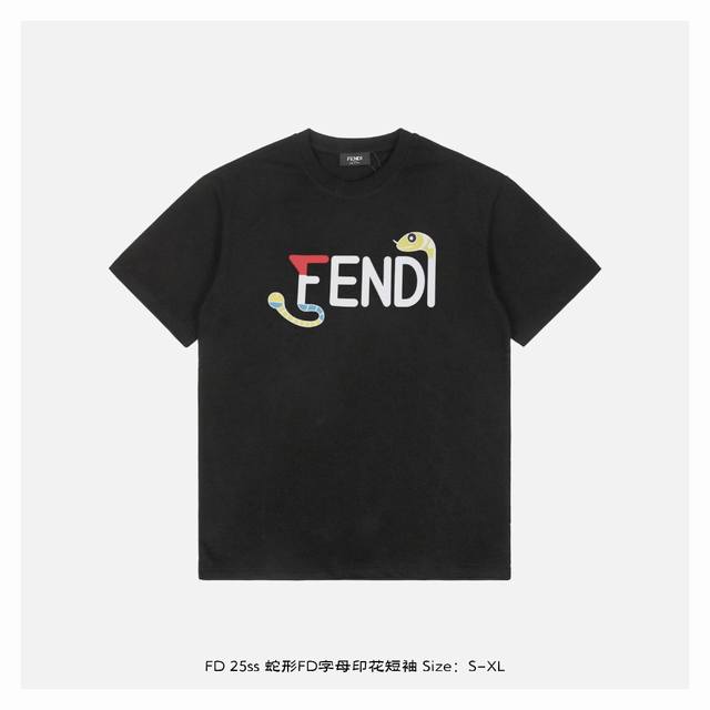 fendi 芬迪 25Ss 蛇形Fd字母印花短袖 面料采用230克重精梳棉 定制32支1*1螺纹 成衣两遍水洗处理 面料舒适亲肤无异感 定制定染面料 纺织密度高