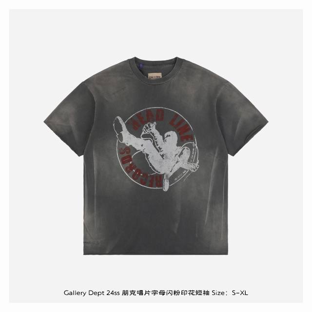 gallery Dept 24Ss 朋克唱片字母闪粉印花短袖 定织定染21支 克高克重棉麻面料 圆简布工艺无侧缝 面料先经过环烘水洗处理 起到预缩水的作用 定制