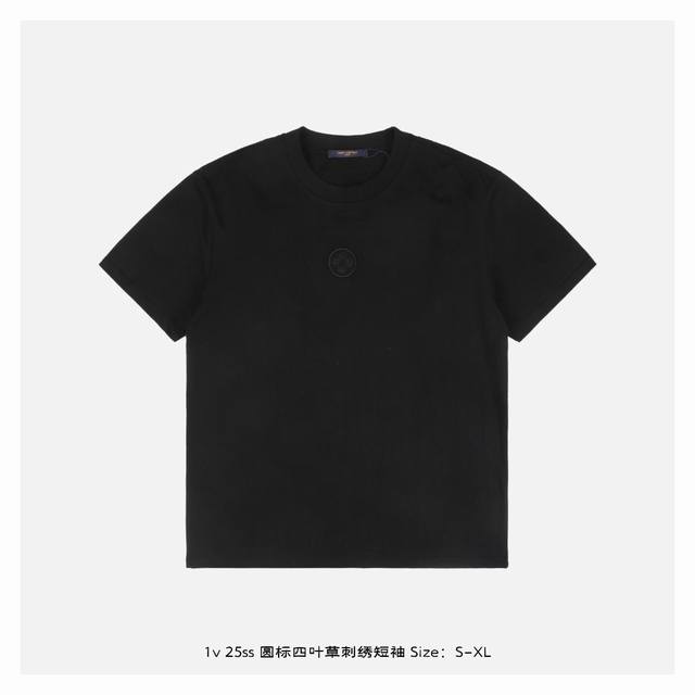 LV 25Ss 圆标四叶草刺绣短袖 面料采用230克重精梳棉 定制32支1*1螺纹 成衣两遍水洗处理 面料舒适亲肤无异感 定制定染面料 纺织密度高 垂感佳 不易