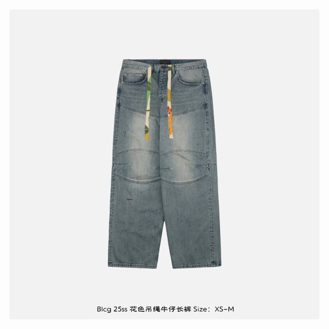 balenciaga 巴黎世家 25Ss 花色吊绳牛仔长裤 定制赛络纺右斜六织纹理牛仔面料 结构特性经纬纱以45 右斜交织 传统牛仔裤多为左斜 形成更紧密的梭织