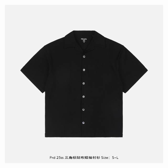 prada 普拉达 25Ss 三角标贴布短袖衬衫 采用40支双股长绒棉纱线 双股=两根纱并捻 确保面料高密度 强韧且不易起球 同时保持细腻触感 通过针织珠地组织