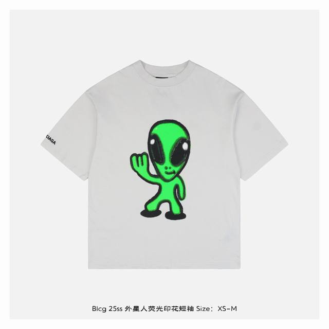 balenciaga 巴黎世家 25Ss 外星人荧光印花短袖 以前卫的科幻美学颠覆传统街头设计 推出这款未来感的夜光外星人印花短袖 Oversize剪裁搭配微落