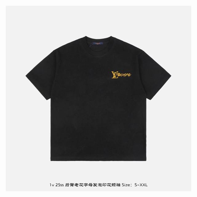 LV 25Ss 后背老花字母发泡印花短袖 面料采用230克重精梳棉 定制32支1*1螺纹 成衣两遍水洗处理 面料舒适亲肤无异感 定制定染面料 纺织密度高 垂感佳