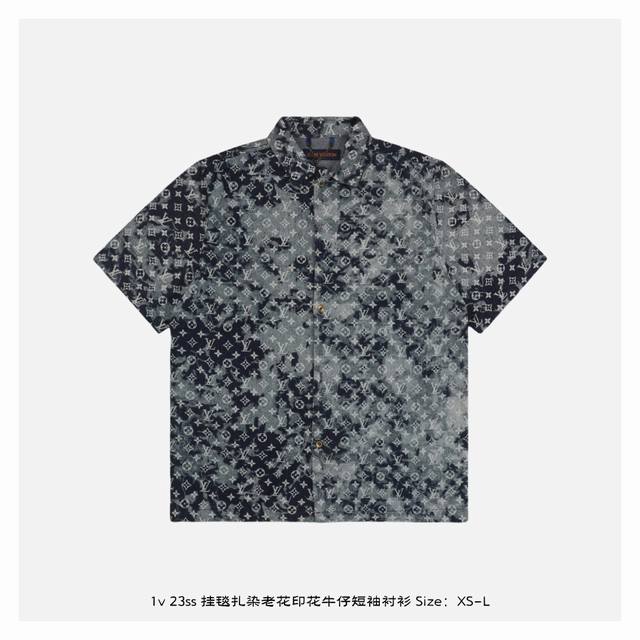 LV 23Ss 挂毯扎染老花印花牛仔短袖衬衫 采用98%棉+2%弹力纤维牛仔面料 拔染工艺+激光烧花工艺 定位裁剪 水洗做旧工艺 定制原版黄铜Logo饰扣 金属
