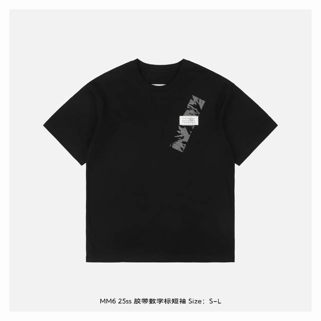 maison Margiela 马吉拉 25Ss 胶带数字标短袖 定织200G M2精梳棉 经过双重气流梳理 剔除短纤维杂质 确保面料在夏季穿着时兼具透气性与挺