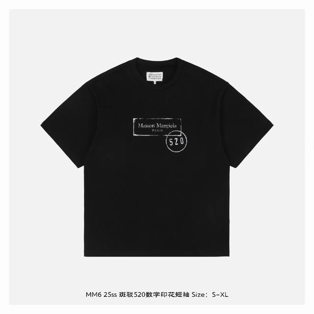 maison Margiela 马吉拉 25Ss 斑驳520数字印花短袖 数字作为Maison Margiela的标志性语言 将神秘具象化 为日常符号赋予时装意