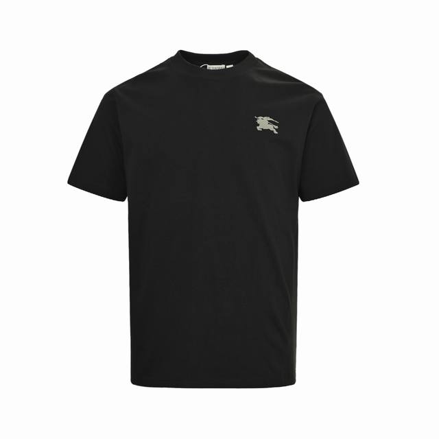 burberry 巴宝莉 25Ss 圆圈战马发泡印花短袖 burberry T 恤衫 选用轻盈平织棉面料制成 呈现常规版型 背部印花灵感来自 20 世纪上半叶的
