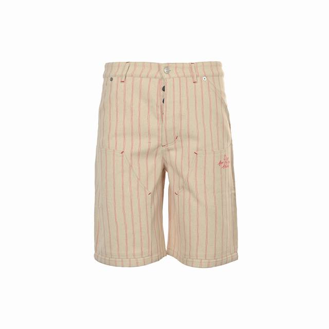 dior 迪奥 25Ss 刺绣字母条纹牛仔短裤 dior新款短裤兼具摩登风范与传统美感 采用白色棉府绸精心制作 饰以粉色条纹图案 展示来自 Dior And H