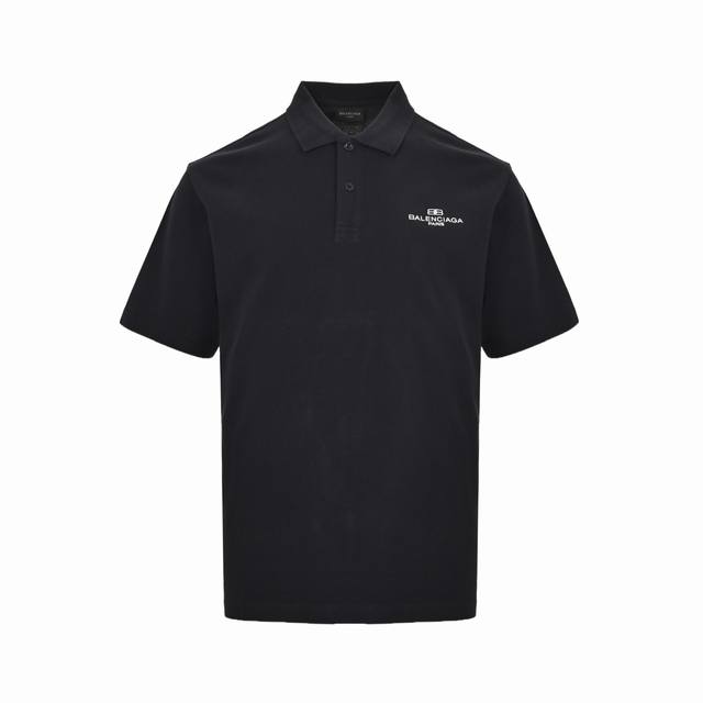 balenciaga 巴黎世家 25Ss 锁扣Logo刺绣polo短袖 当日夜界限被数据流溶解 这件珠地棉polo便成了穿梭于虚拟董事会的战甲 珠粒织纹以0.3