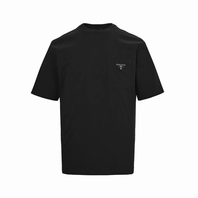 prada 普拉达 经典口袋三角标短袖 此款采用32支240克精梳赛络纺纱无尘烧毛加食毛工艺 面部无毛刺 同缸染1*1拉架罗纹保证同色不变形 成衣后加柔洗水克重