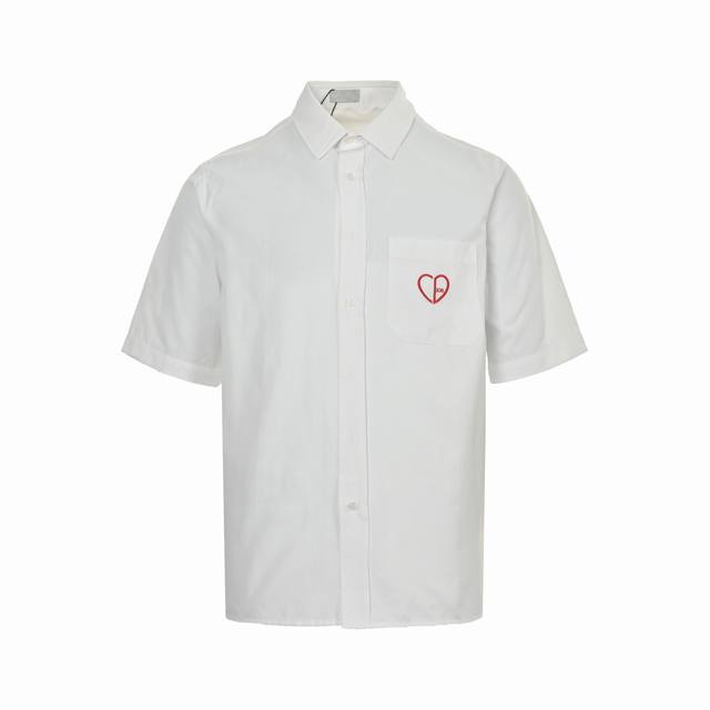 dior 迪奥 24Ss 情人节限定爱心刺绣短袖衬衫 本款衬衣采用棉质珠地布精心制作 经典简约设计搭配 清爽色调 以几何图案魅力与浪漫风格突显 Dio品牌首字母