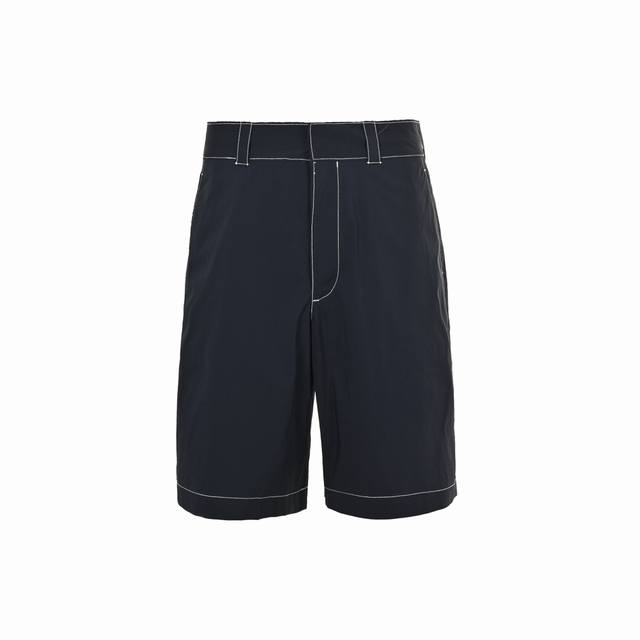 prada 普拉达 明线弹力棉短裤 面料采用全棉胚布定染 因面料有弹性的特殊原因 提前将面料进行高温蒸汽预缩 定型 裁剪下来裤片尺寸更加精准 整条裤子完成拼缝流