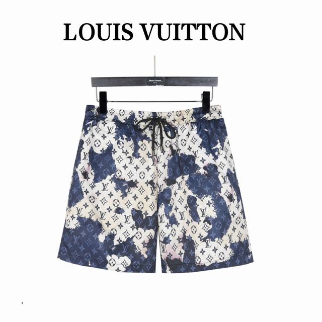 louisvuitton 路易威登 老花满印火烧云短裤 采用速干尼龙面料 网布内衬 透气轻盈 柔软舒适 全套原版定制五金辅料 细节拉满 市场上顶配版本 宽松短款